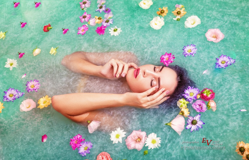 фотосессия фотограф в Красноярске в ванной шиммер мокрая модель девушка макияж 