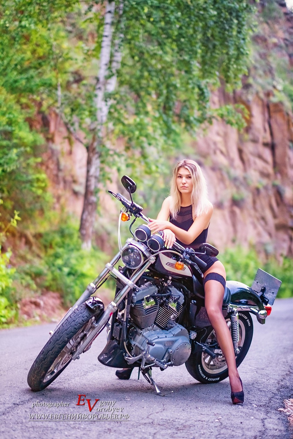 красивая девушка байк фотосессия фотограф Красноярск чулки сексуальная мотоцикл идея