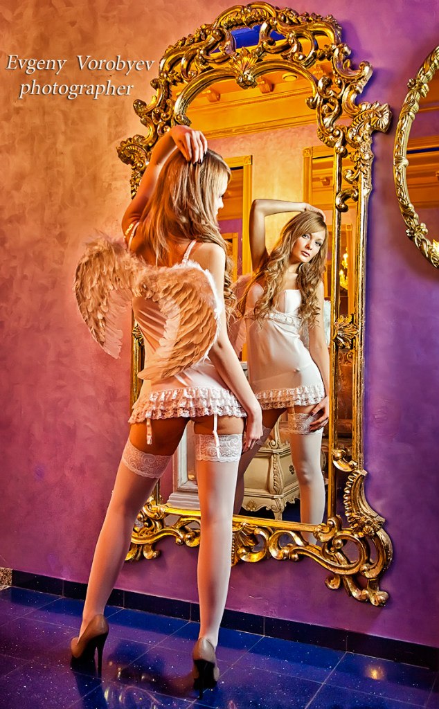 девушка эротика ангел зеркало фотограф Красноярск обнаженная белье идея образ