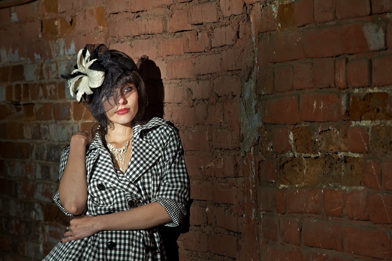фотограф фотосессия Красноярск красивая девушка платье Енисей набережная идея место шляпа вуаль