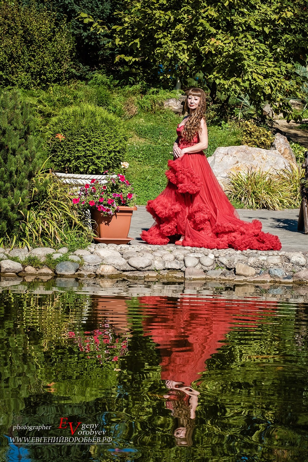 красивая девушка платье фотосессия фотограф в Красноярске парк Сады мечты  макияж стилист прическа