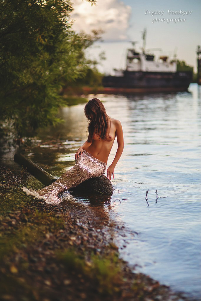 фото обнаженной девушки ню эротика голая грудь сексуальная красивая попа русалка река