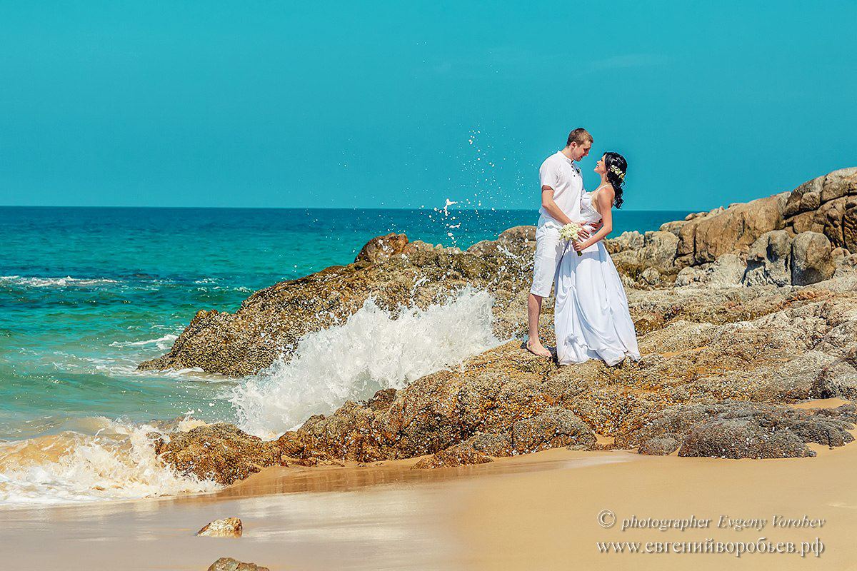 свадебная фотосессия на Пхукете Phuket Таиланд свадьба церемония на пляже арка жених невеста пальма