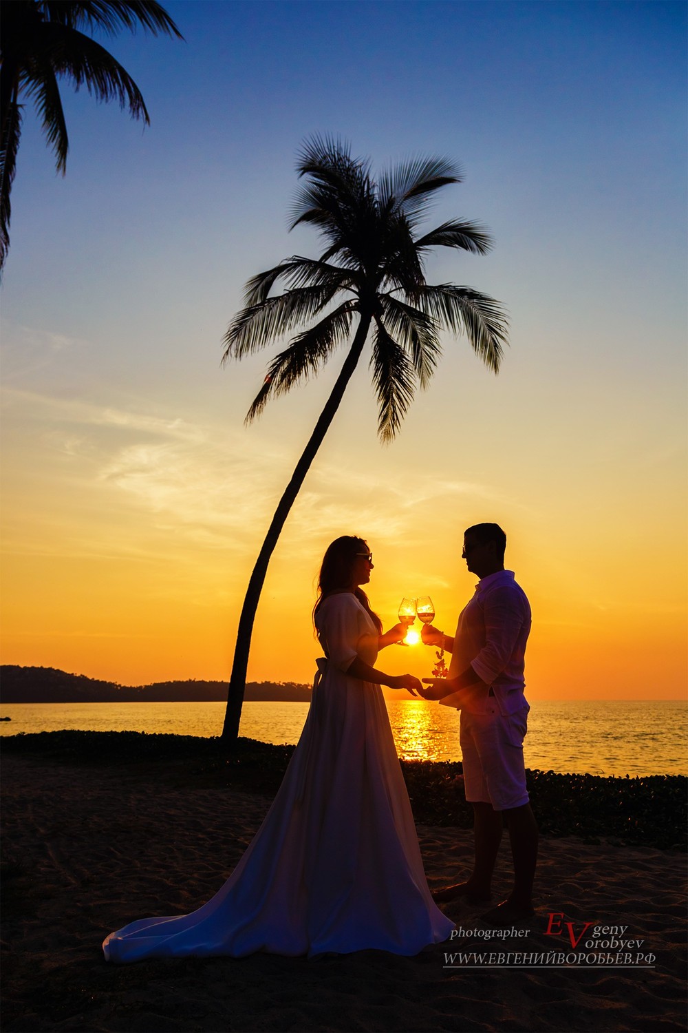 свадьба фотограф фотосессия Пхукет Phuket церемония красивый пляж арка закат невеста платье идея 