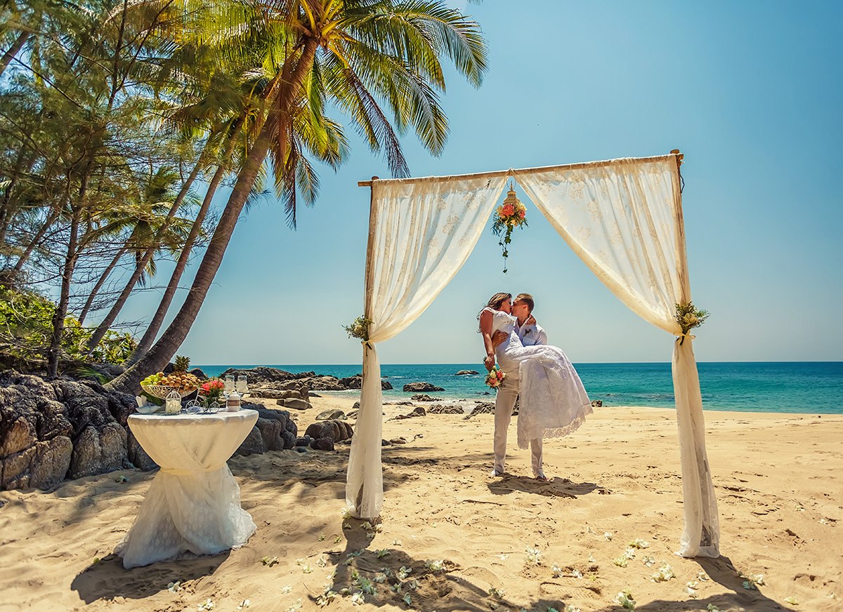 свадебная фотосессия на Пхукете Phuket Таиланд свадьба церемония на пляже арка жених невеста пальма