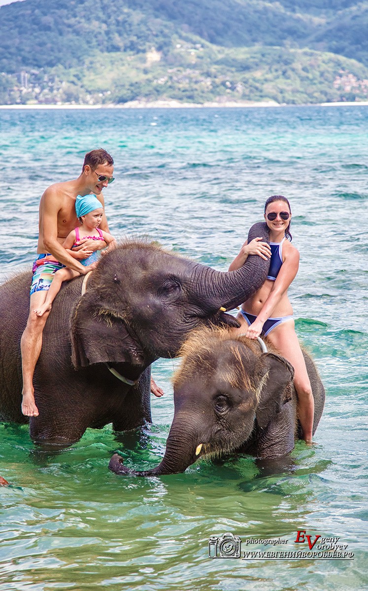 фотосессия купание со слонами фотограф Пхукет Phuket пляж красивый идея позы