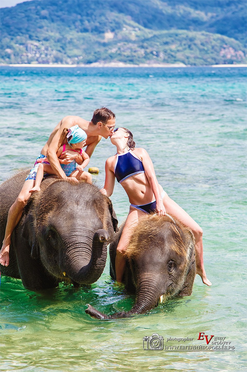 фотосессия купание со слонами фотограф Пхукет Phuket пляж красивый идея позы