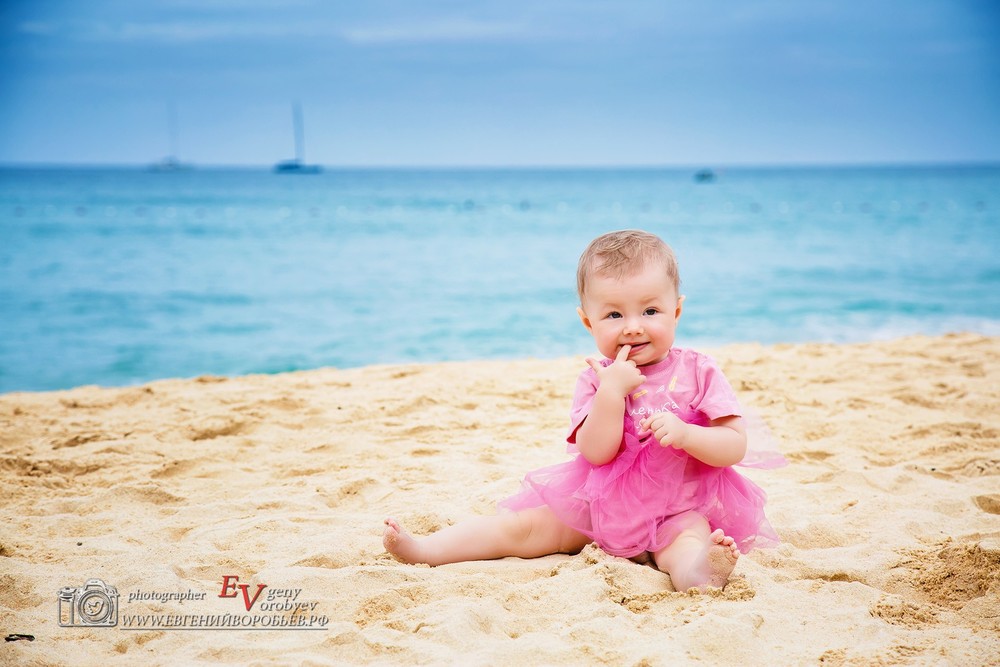 фотограф на Пхукете семейная детская фотосессия ребенок пляж море девочка
