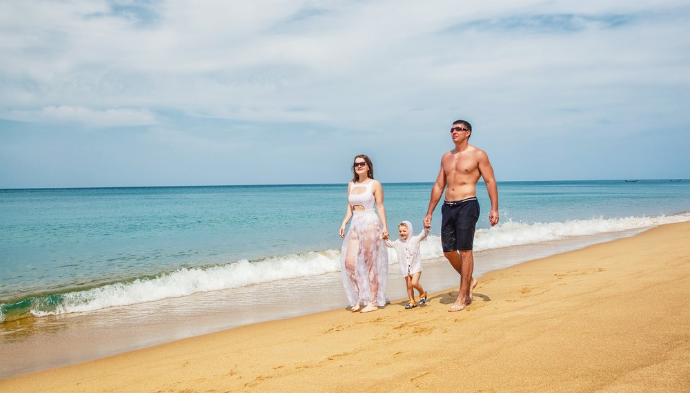 семейная фотосессия фотограф на Пхукете море пляж ребенок мама папа интересная идея красивое место