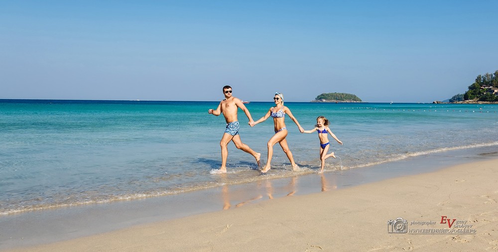 семейная фотосессия фотограф Пхукет море пляж волны песок Phuket мама папка дочь ребенок