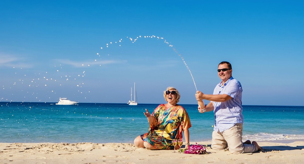 семейная фотосессия пожила пара фотограф Пхукет пляж женщина мужчина счастье отдых шампанское