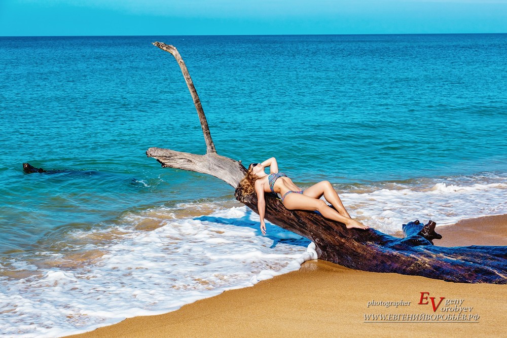 фотограф Пхукет фотосессия красивая девушка на пляже купальник 