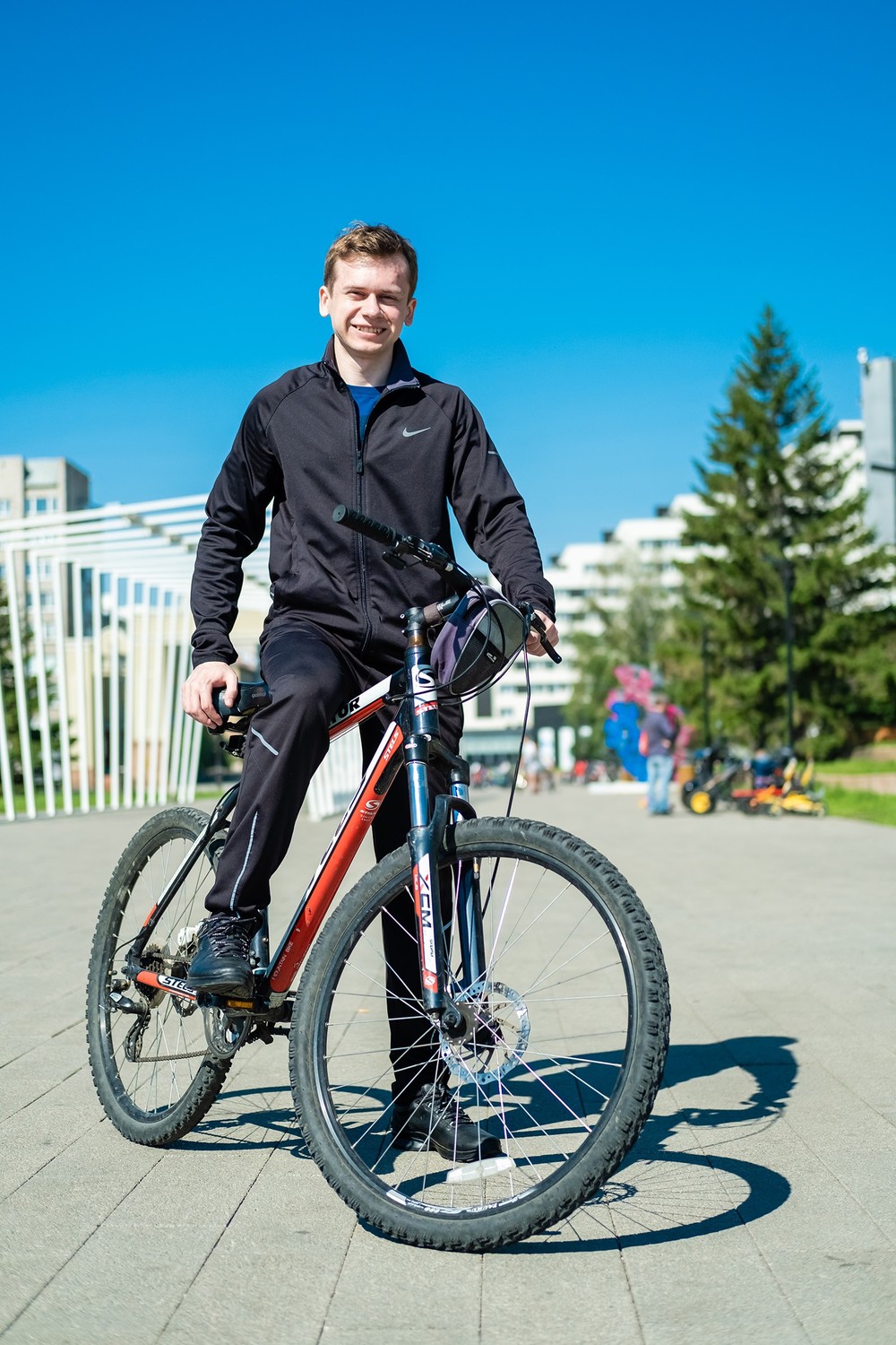 мужская фотосессиея фотограф Красноярск брутальный портрет спорт костюм велосипед татышев