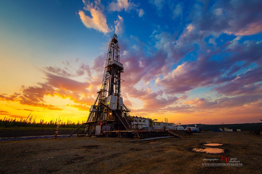 мужская фотосессиея фотограф Красноярск брутальный портрет костюм деловой набережная город