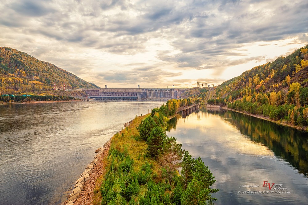 ГЭС гидроэлектростанция Красноярская Енисей Саяно Шушенская река плотина путешествие Россия туризм