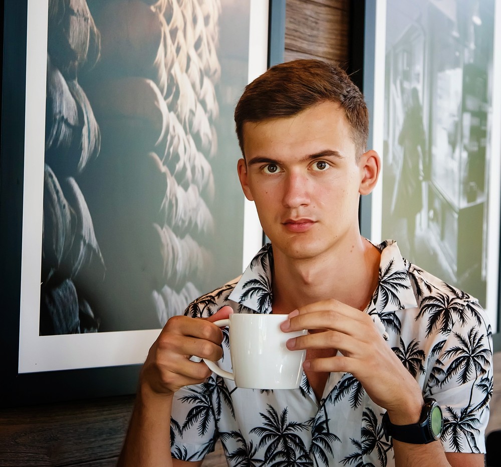 мужская фотосессия мужской портрет на Пхукете фотограф на пляже море кафе