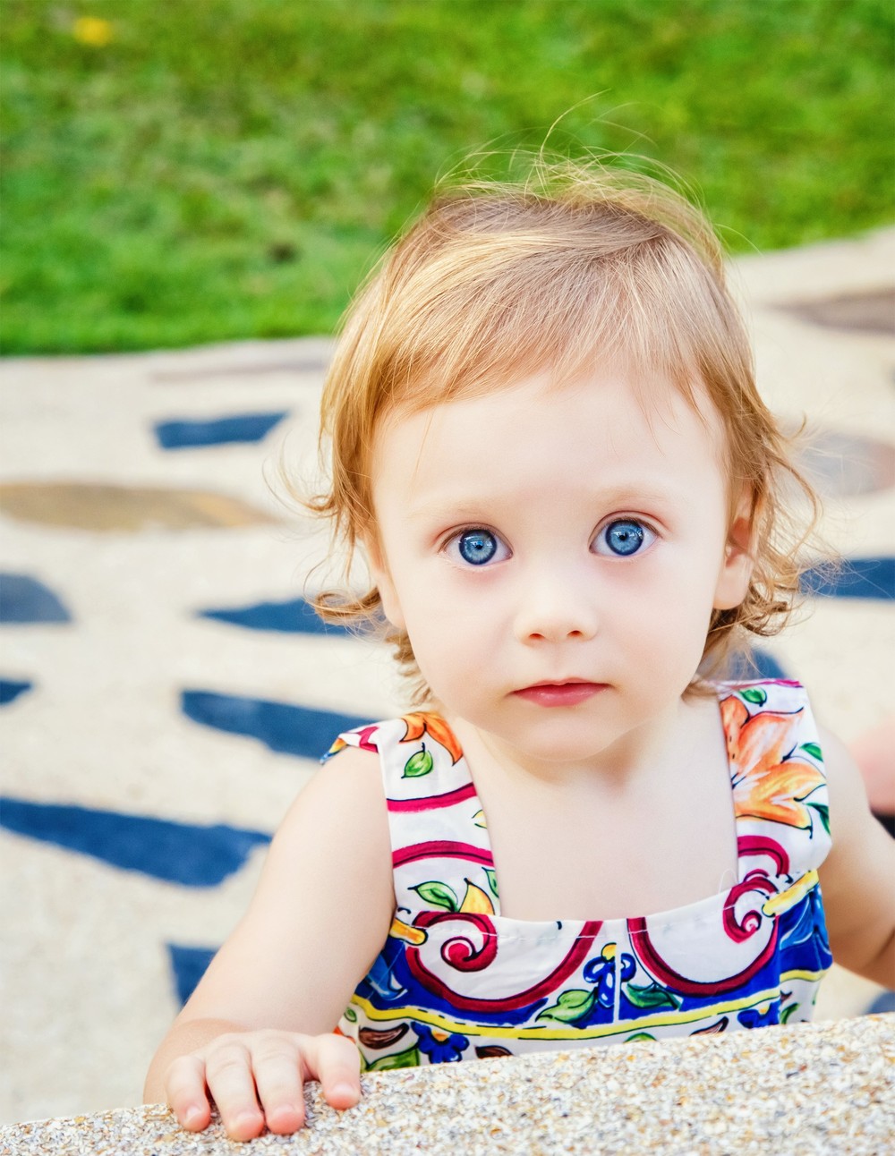семейная детская фотосессия фотограф Красноярск девочка голубые глаза идея место не дорого