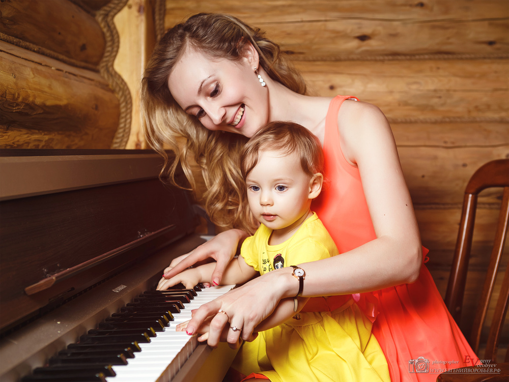 семейная детская фотосессия лучший фотограф Красноярск красиво не дорого выезд пианино ребенок