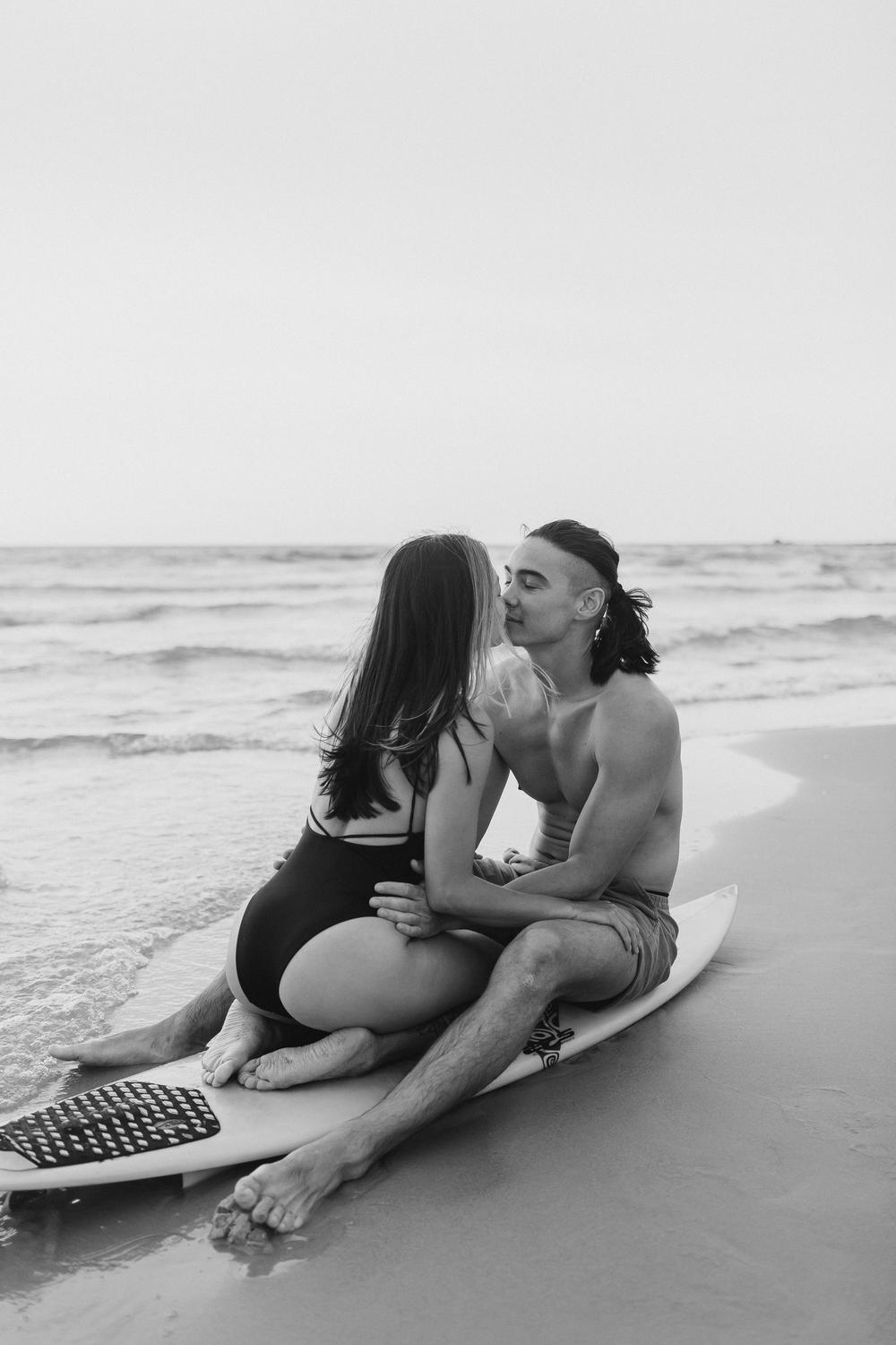 SURF COUPLE