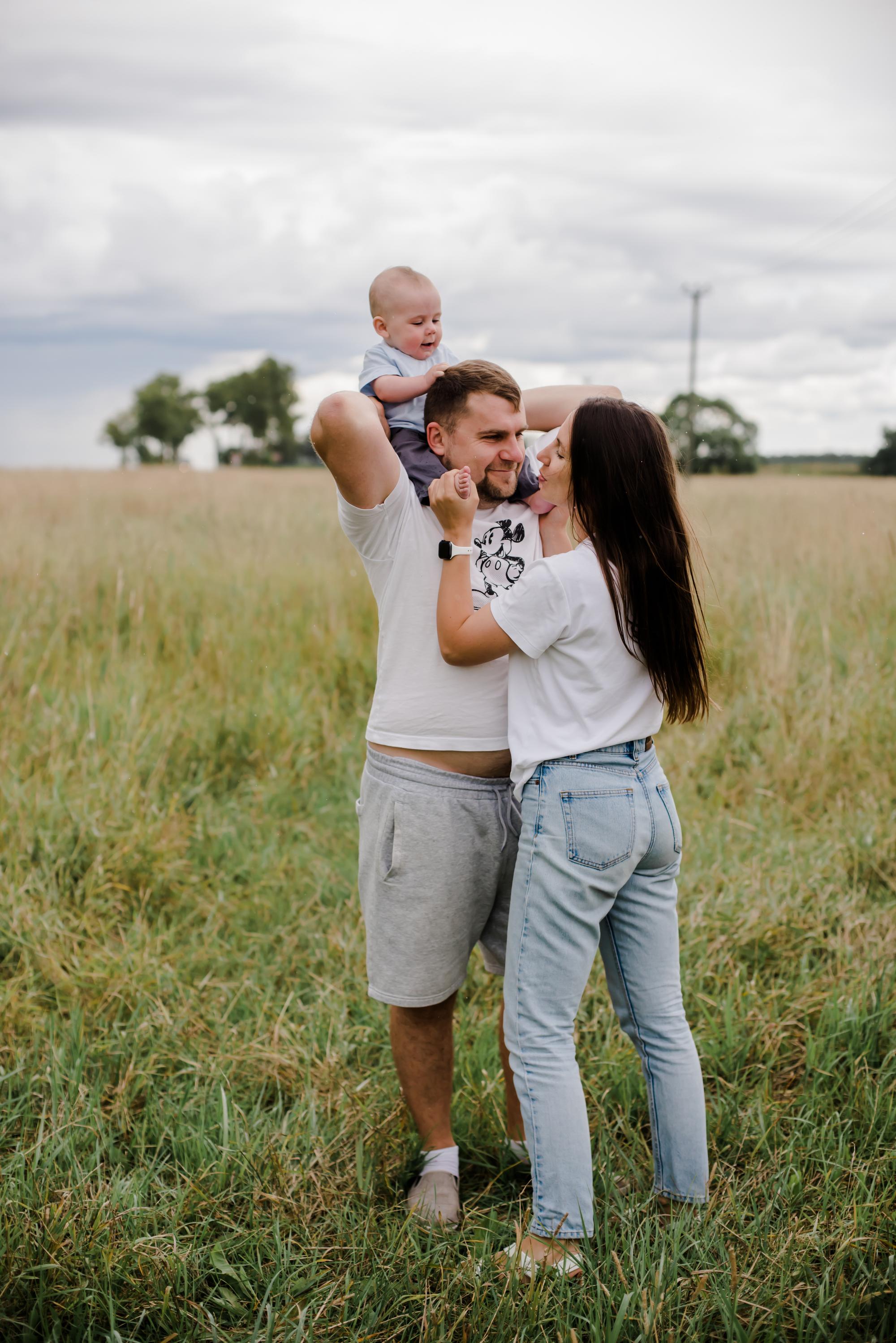 Анна и ее семья, фотосессия в поле