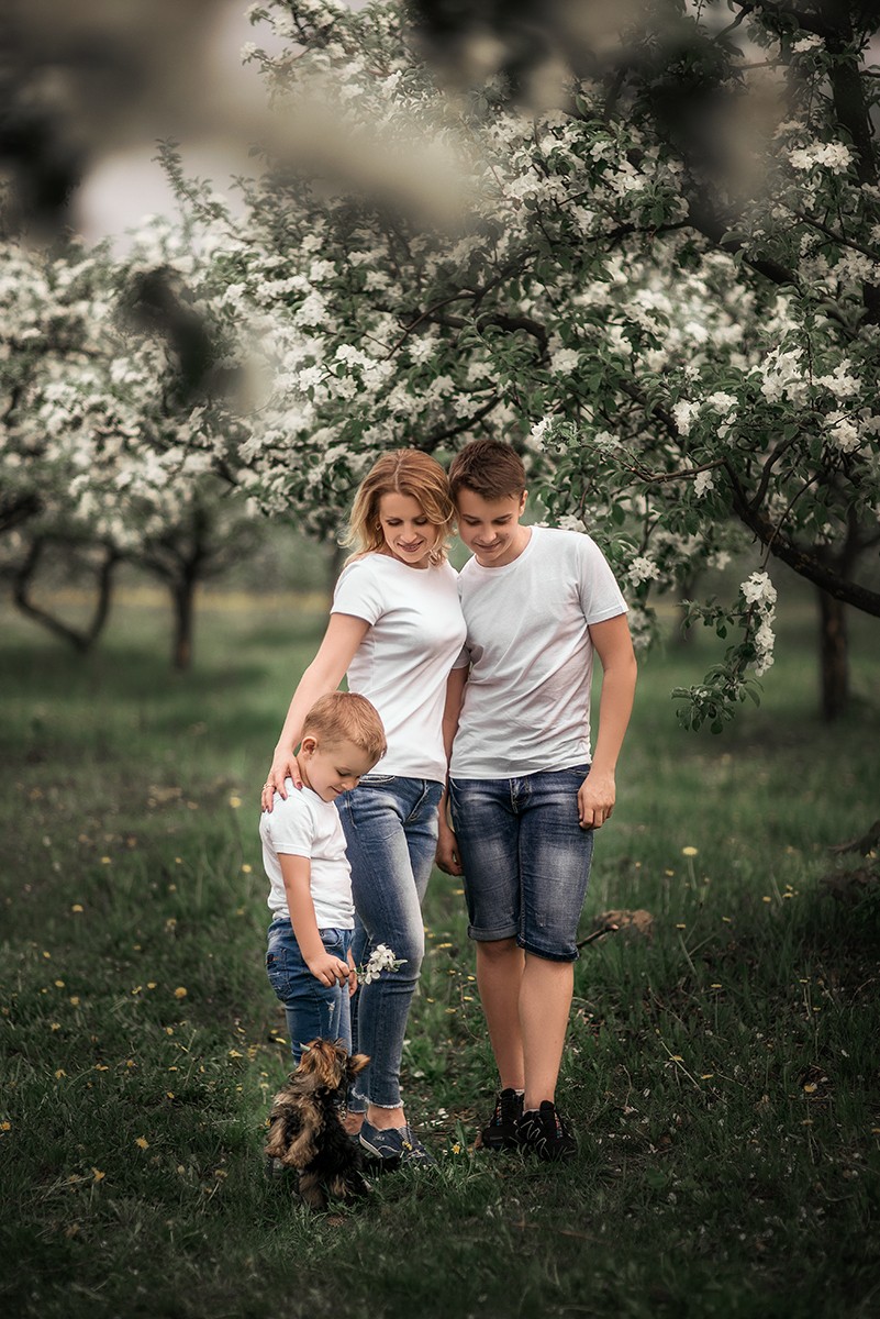 Семейные фотосессии - Марина с семьёй в цветущих садах
