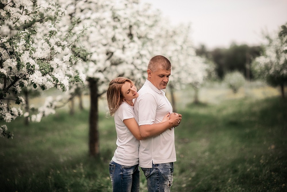 Семейные фотосессии - Марина с семьёй в цветущих садах