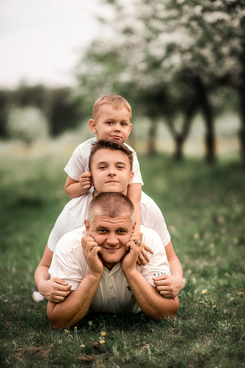 Семейные фотосессии - Марина с семьёй в цветущих садах