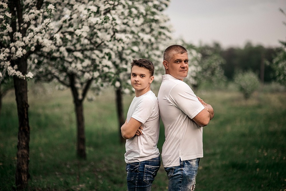 Семейные фотосессии - Марина с семьёй в цветущих садах