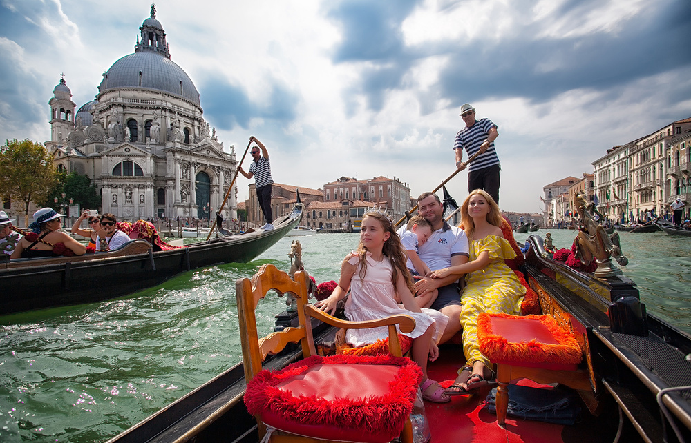 Группа туристов из италии. Семья в Италии. Туристы в Италии. Путешествие в Италию с семьей. Фотосессия в Венеции.
