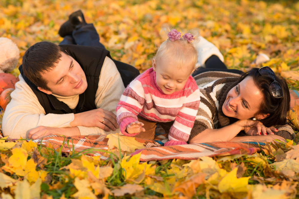 Осень выходные семья. Осенняя фотосессия семейная с ребенком. Теплая осень семья. Счастливая семья осенняя фотосессия. Тепло семьи мама